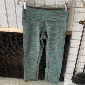 Lululemon crop legging green color missing the tag  great condition